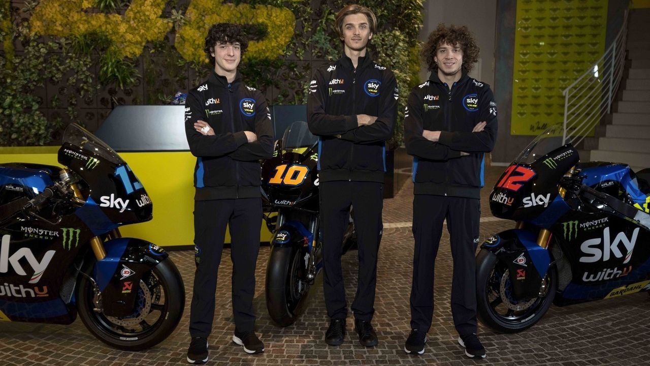 Luca Marini entre Celestino Vietti y Marco Bezzecchi en la presentación del Sky VR46 2021