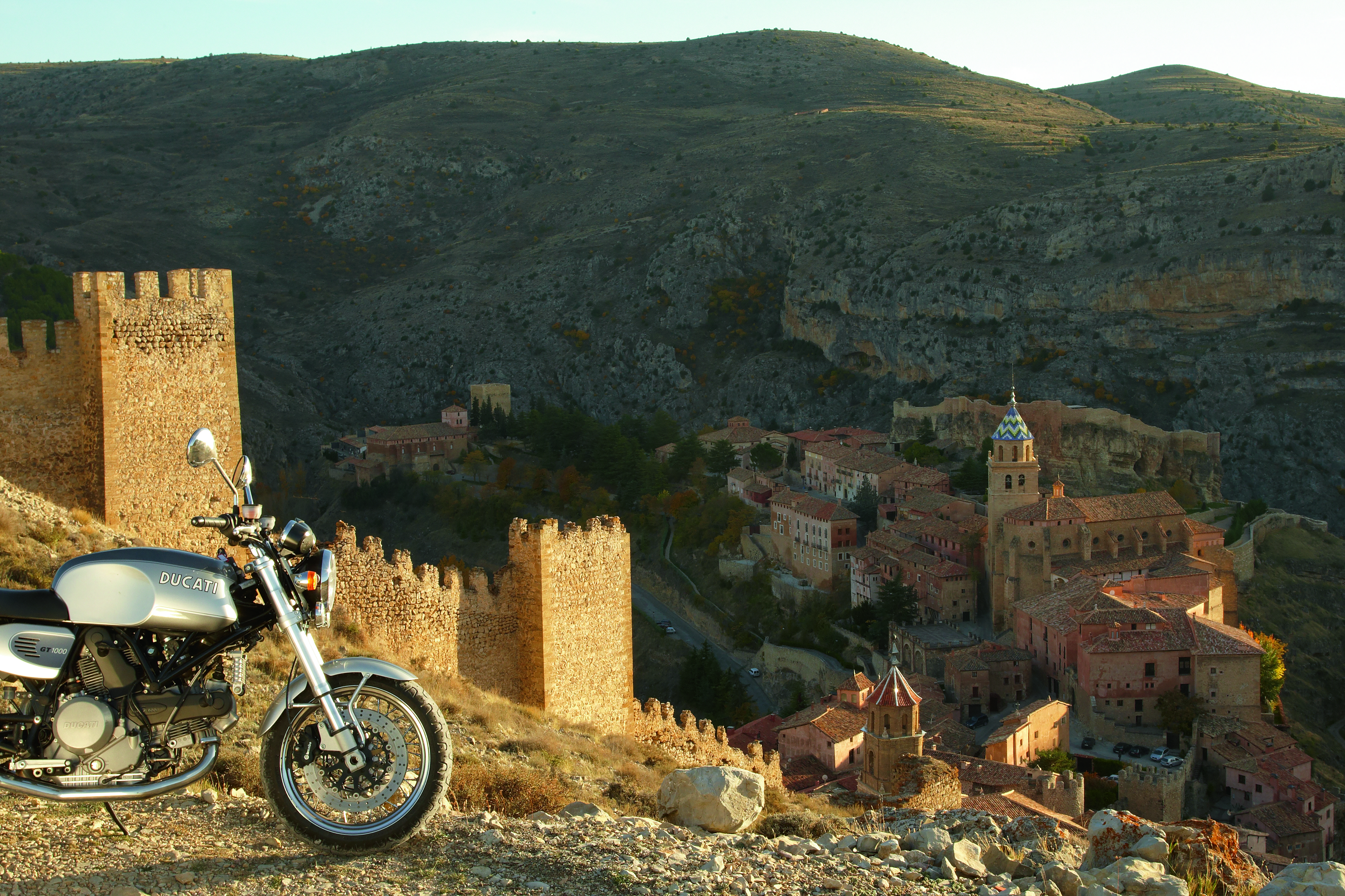 Ruta en moto por las sierras de España. Albarracín
