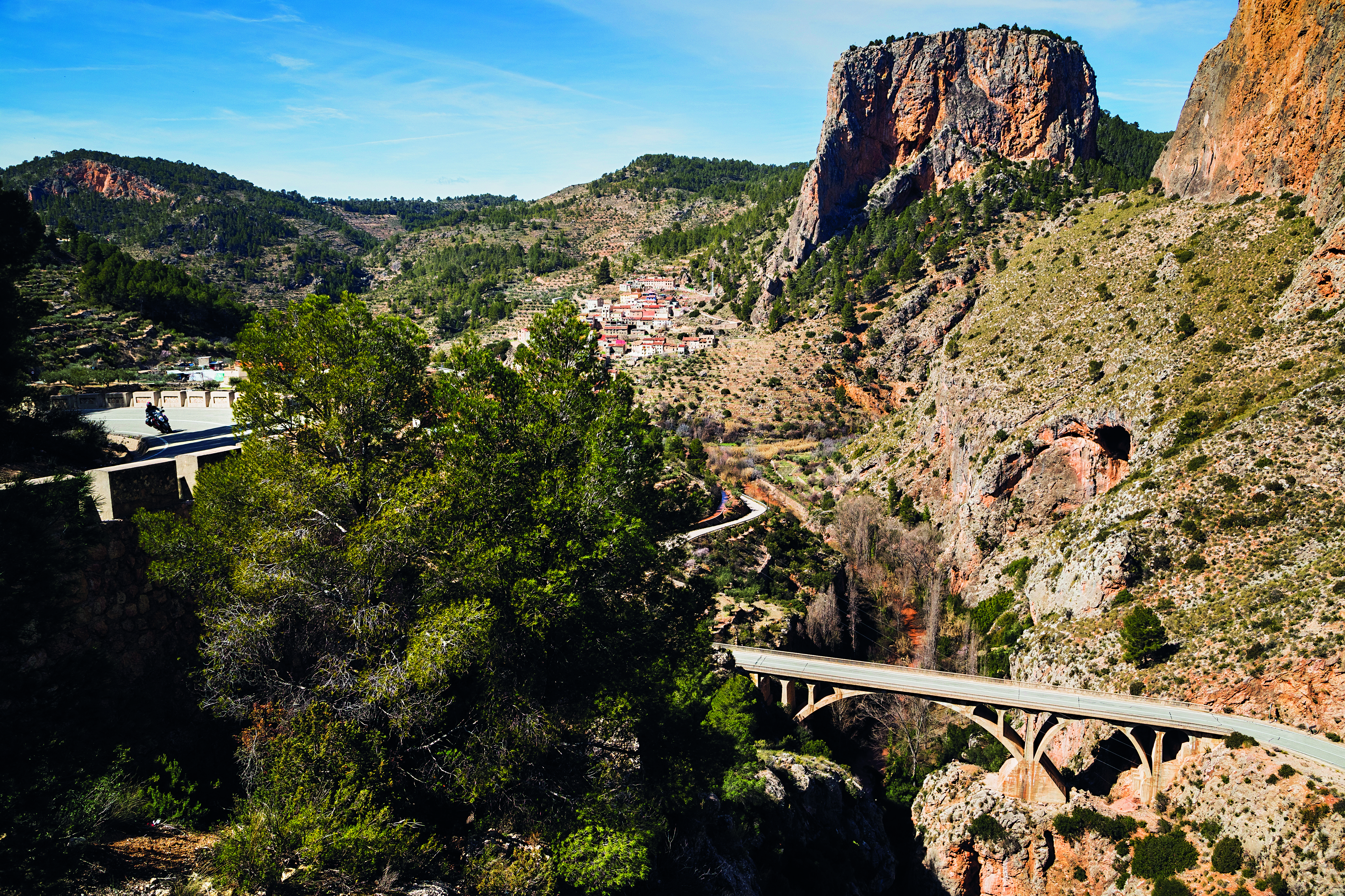 Ruta en moto por las sierras de España. Salvando el Júcar