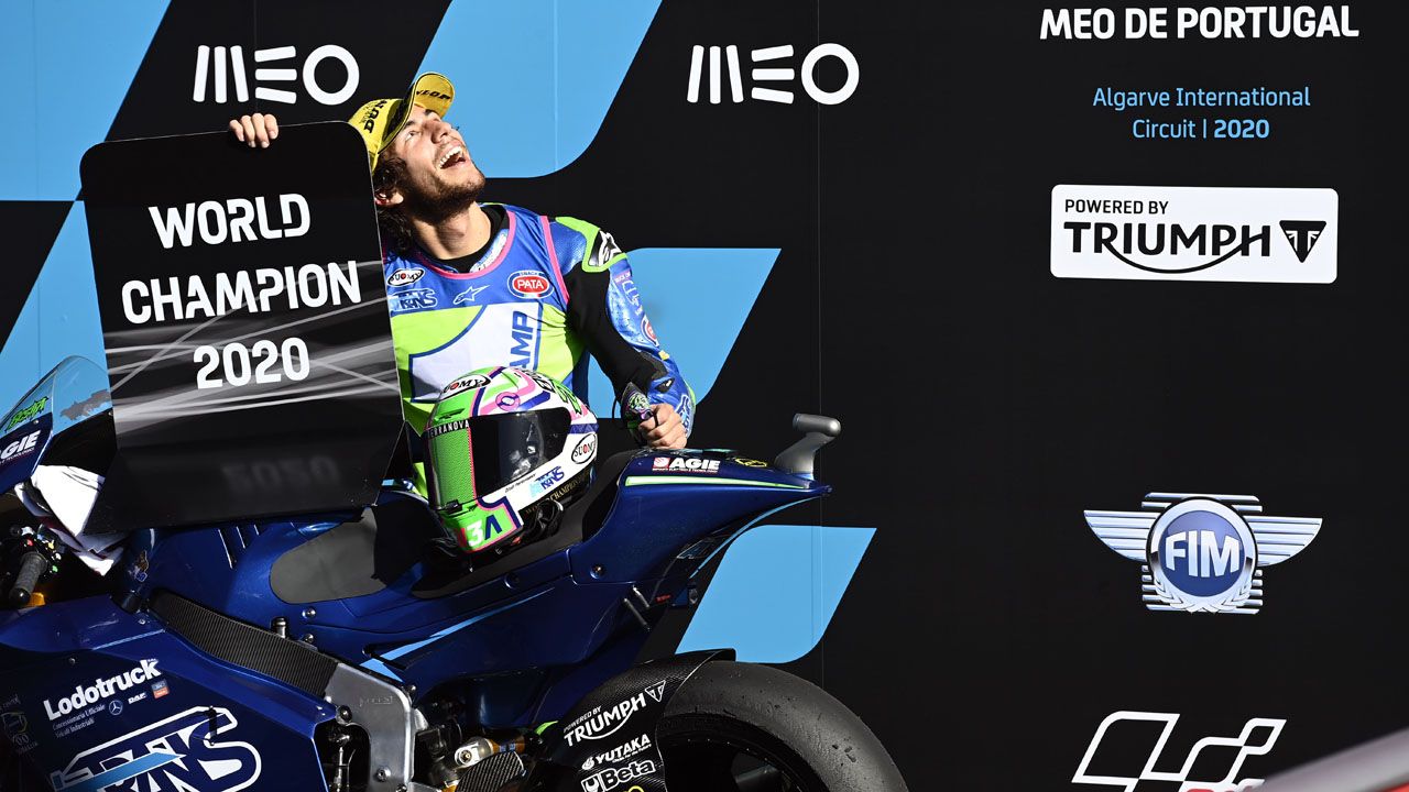 Enea Bastianini, campeón del mundo de Moto2 2020, celebra el título en Portimao.