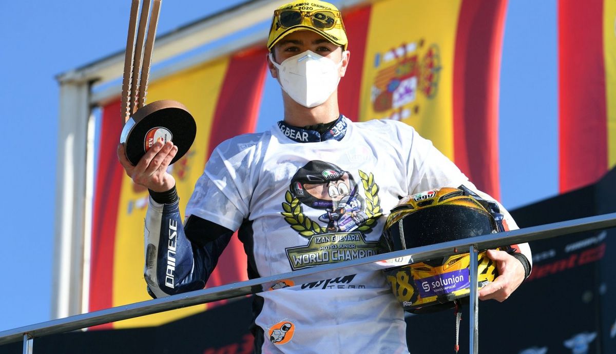 Izan Guevara festeja su título mundial de Moto3 Junior 2020 Izan Guevara festeja su título mundial de Moto3 Junior 2020