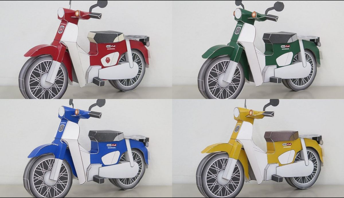 La Honda Super Cub de papiroflexia está en cuatro colores La Honda Super Cub de papiroflexia está en cuatro colores