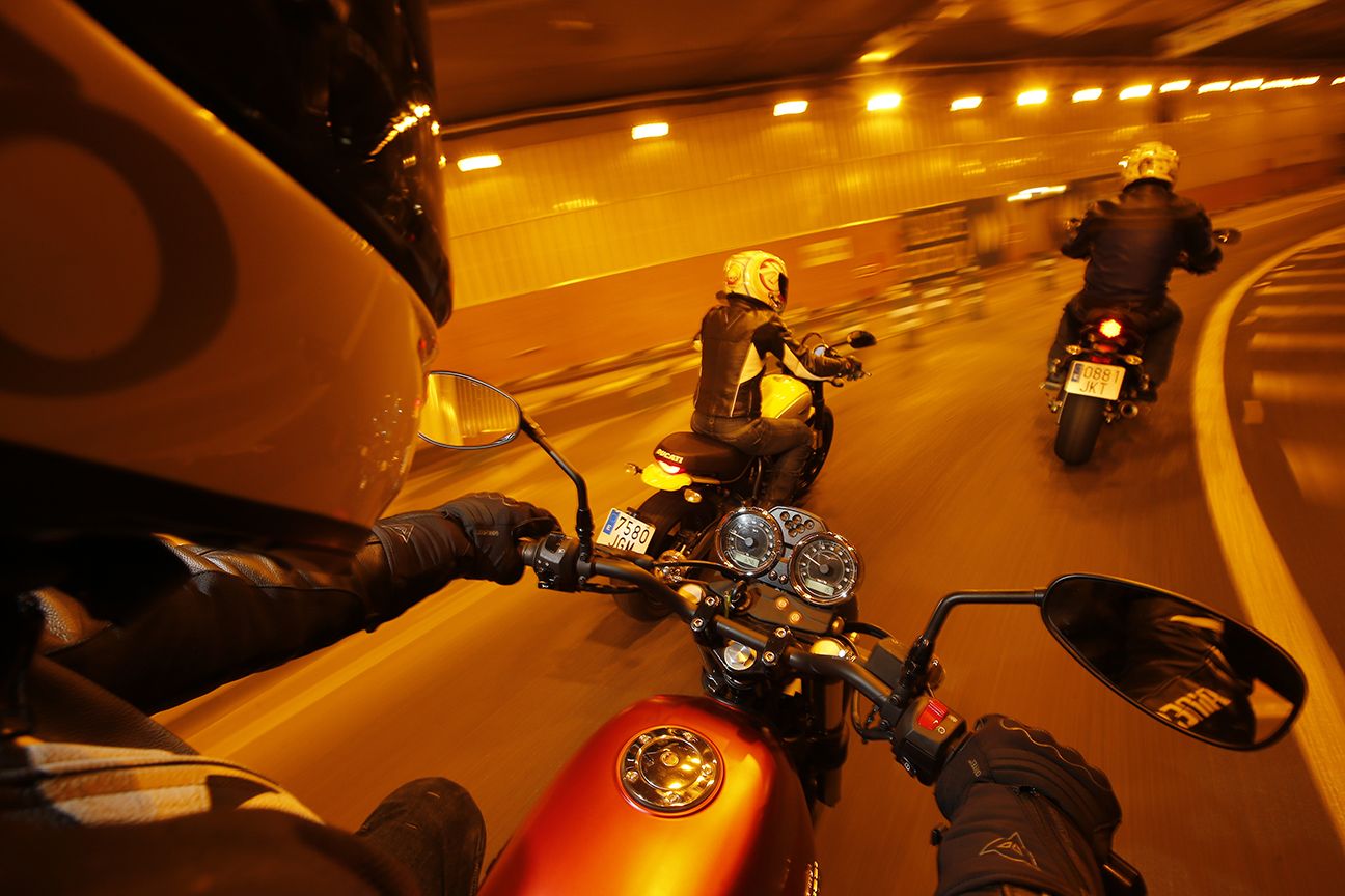 La DGT permitirá la circulación de motos por el arcén en los atascos