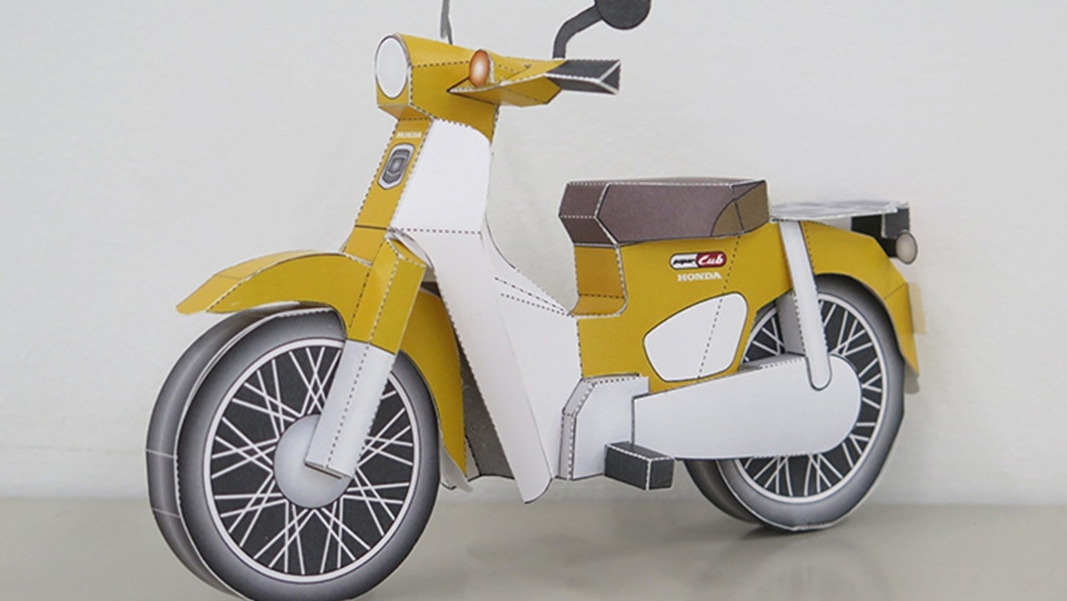 Honda Super Cub amarilla de papiroflexia