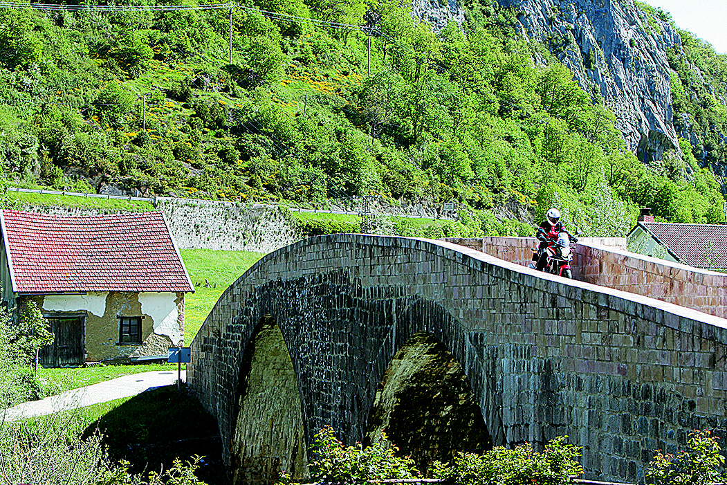 Las mejores rutas en moto por los Pirineos. Aribe