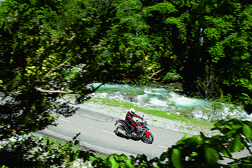 Las mejores rutas en moto por los Pirineos. Camino de Anso