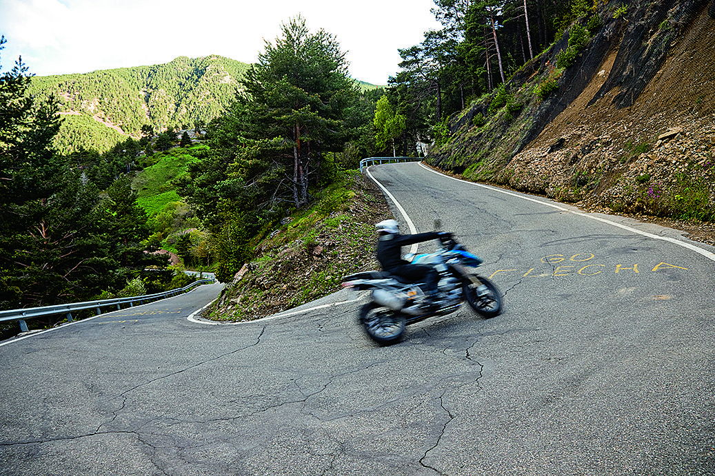 Las mejores rutas en moto por los Pirineos. Curvas por Andorra