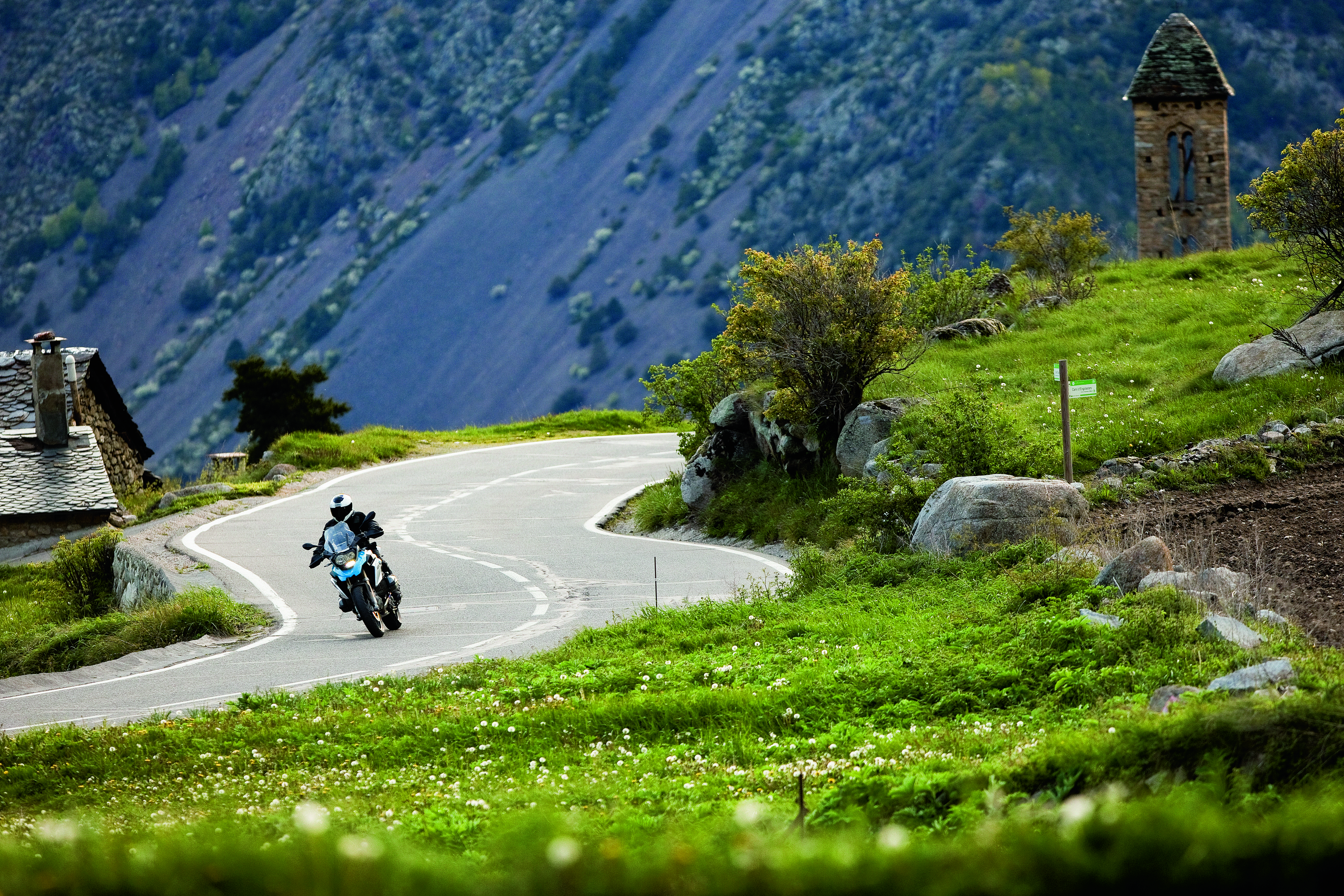 Las mejores rutas en moto por los Pirineos. Curveando