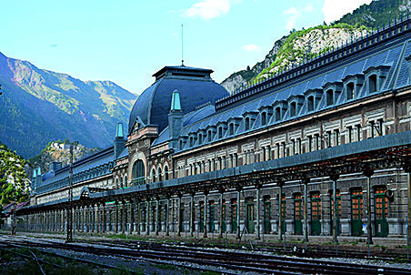 Las mejores rutas en moto por los Pirineos. Estación de Canfranc