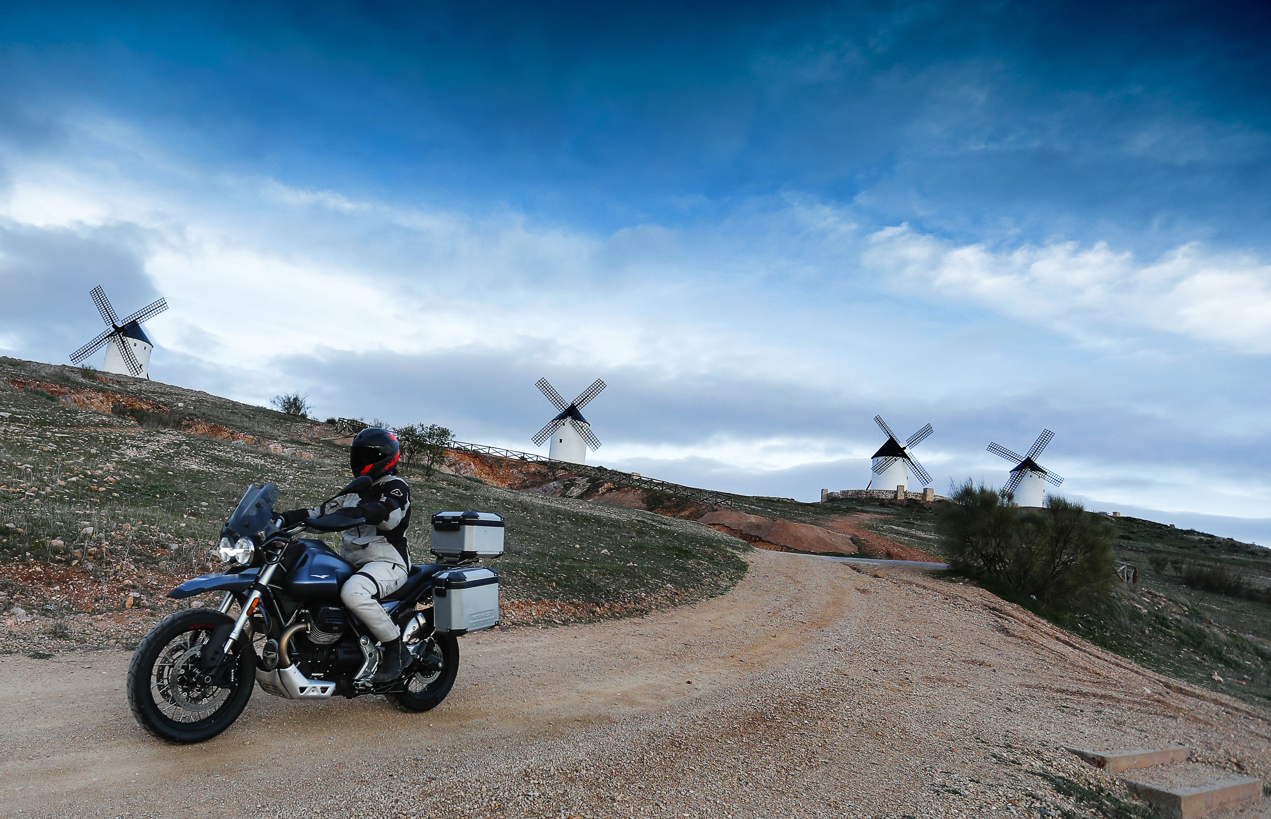 Ruta en moto por las tierras del Quijote. Molinos de viento
