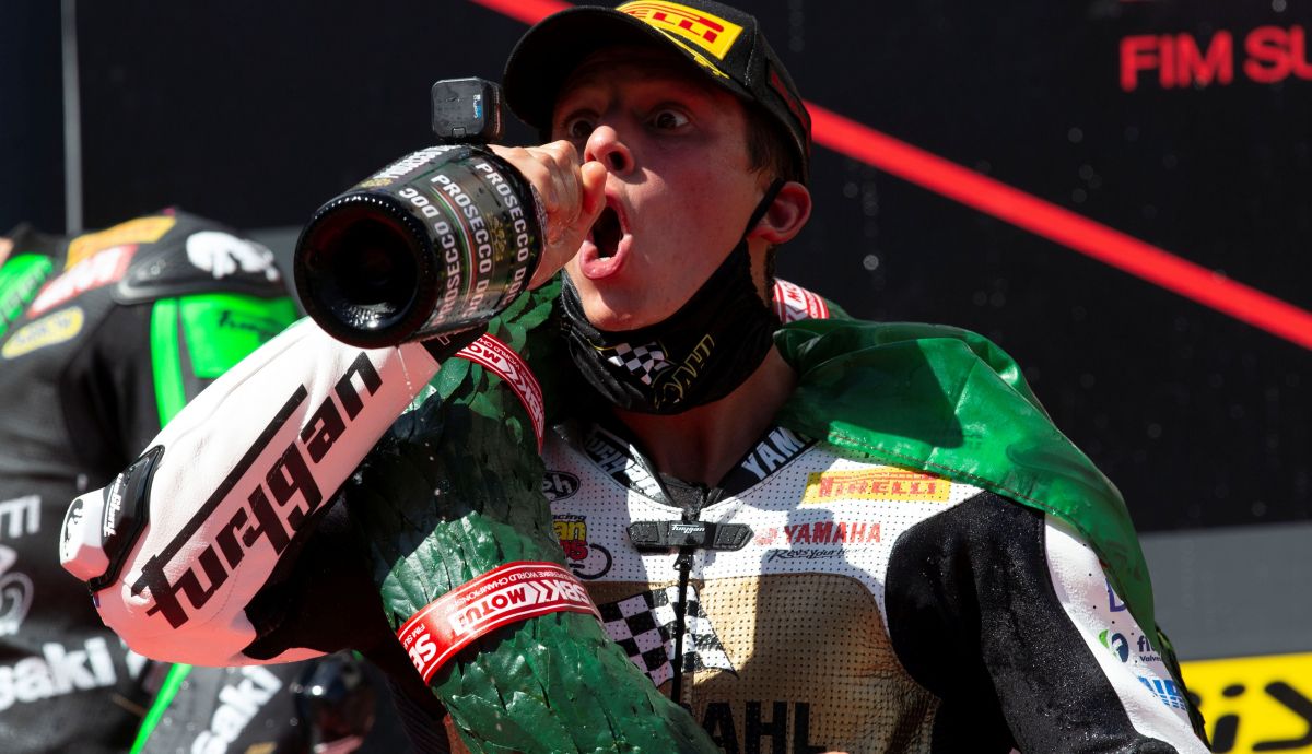 Andrea Locatelli festeja su título mudial de Supersport 2020 Andrea Locatelli festeja su título mudial de Supersport 2020
