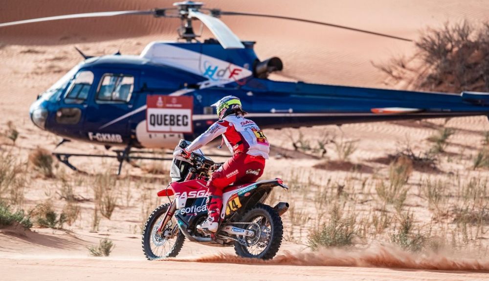 Laia Sanz pasa junto al helicóptero en el pasado Dakar Laia Sanz pasa junto al helicóptero en el pasado Dakar