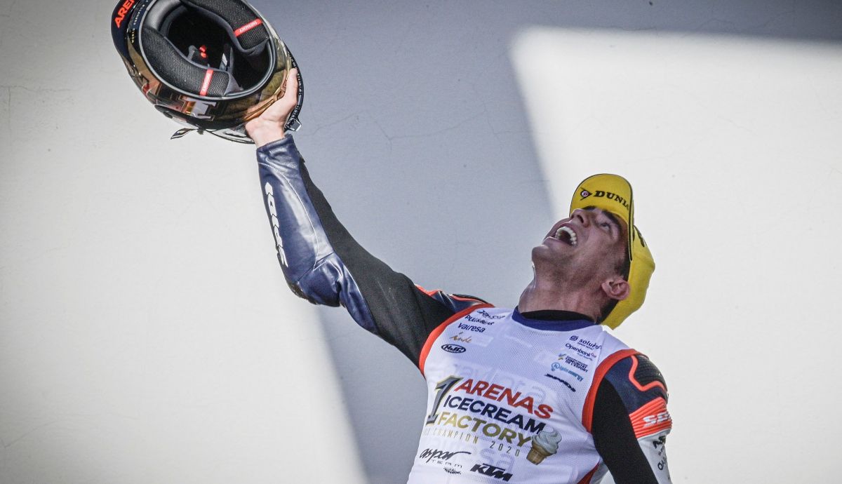 Albert Arenas festeja su título de campeón del mundo de Moto3 Albert Arenas festeja su título de campeón del mundo de Moto3