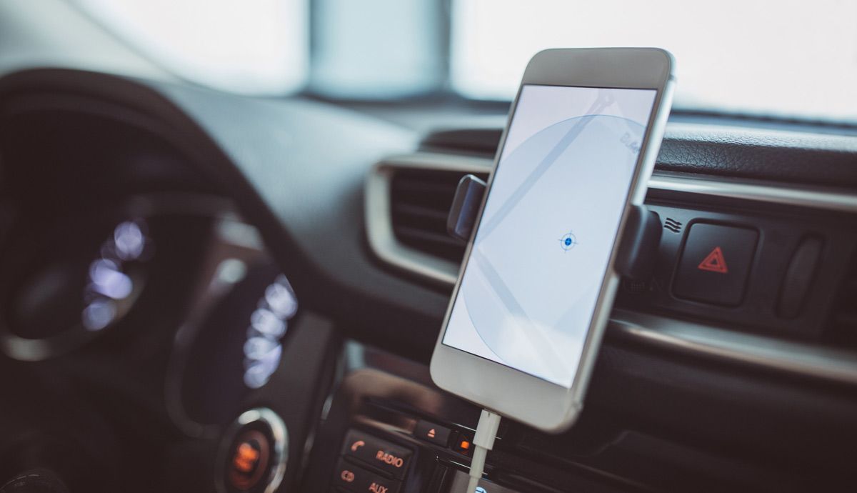 Cómo llevar el teléfono móvil en el coche de forma segura. Foto: iStock.