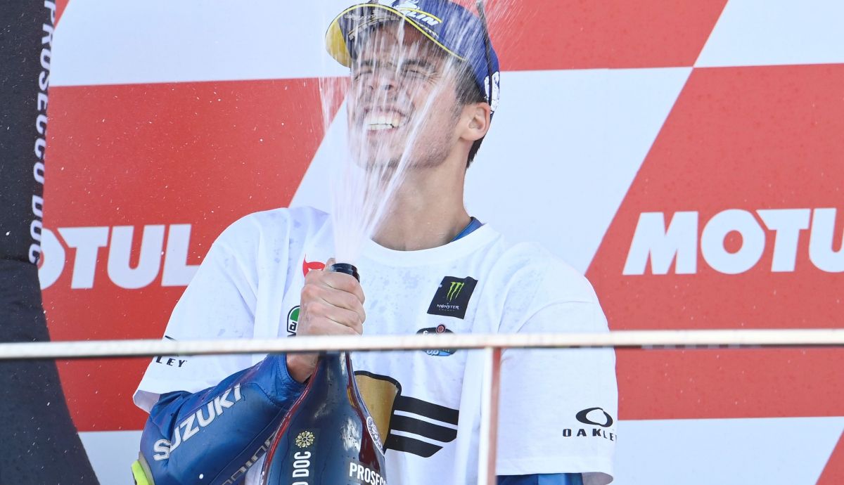 Joan Mir festeja su título mundial de MotoGP 2020 en Valencia Joan Mir festeja su título mundial de MotoGP 2020 en Valencia