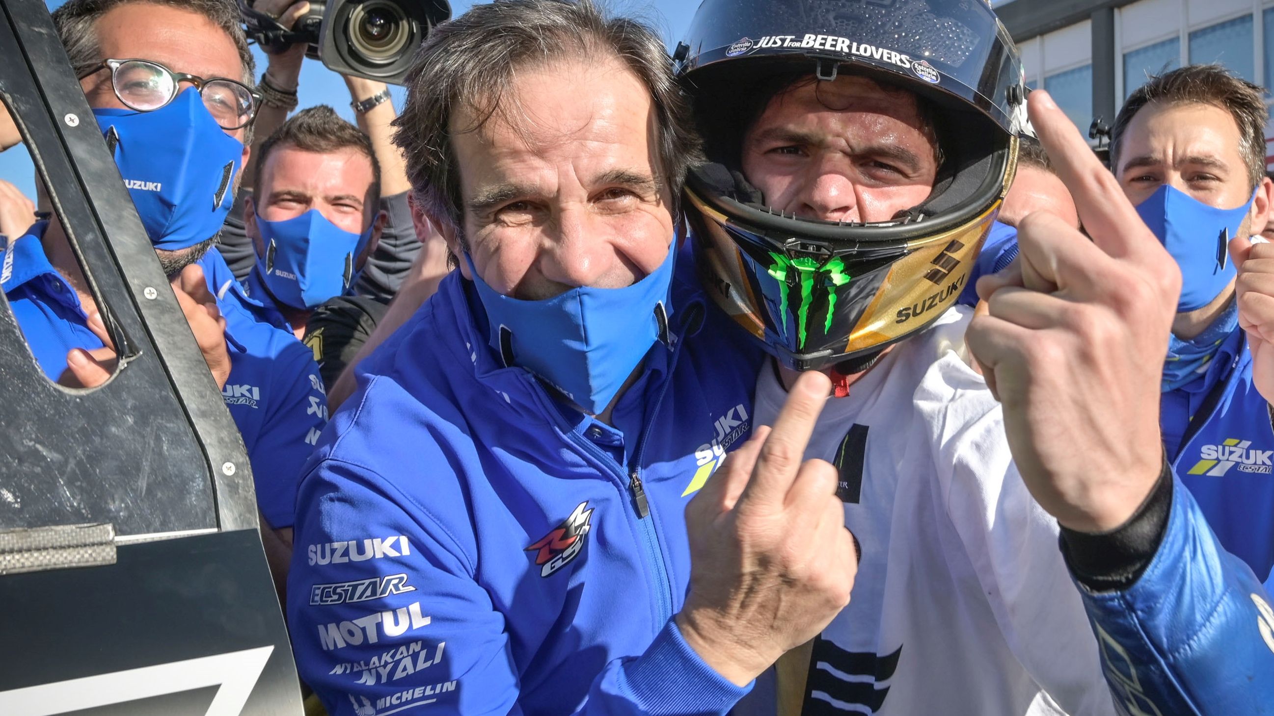 Davide Brivio celebra junto a Joan Mir el título mundial de MotoGP 2020