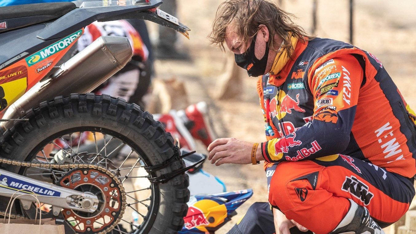 Toby Price reparando su neumático como un 'bush mechanic' en el Dakar 2021