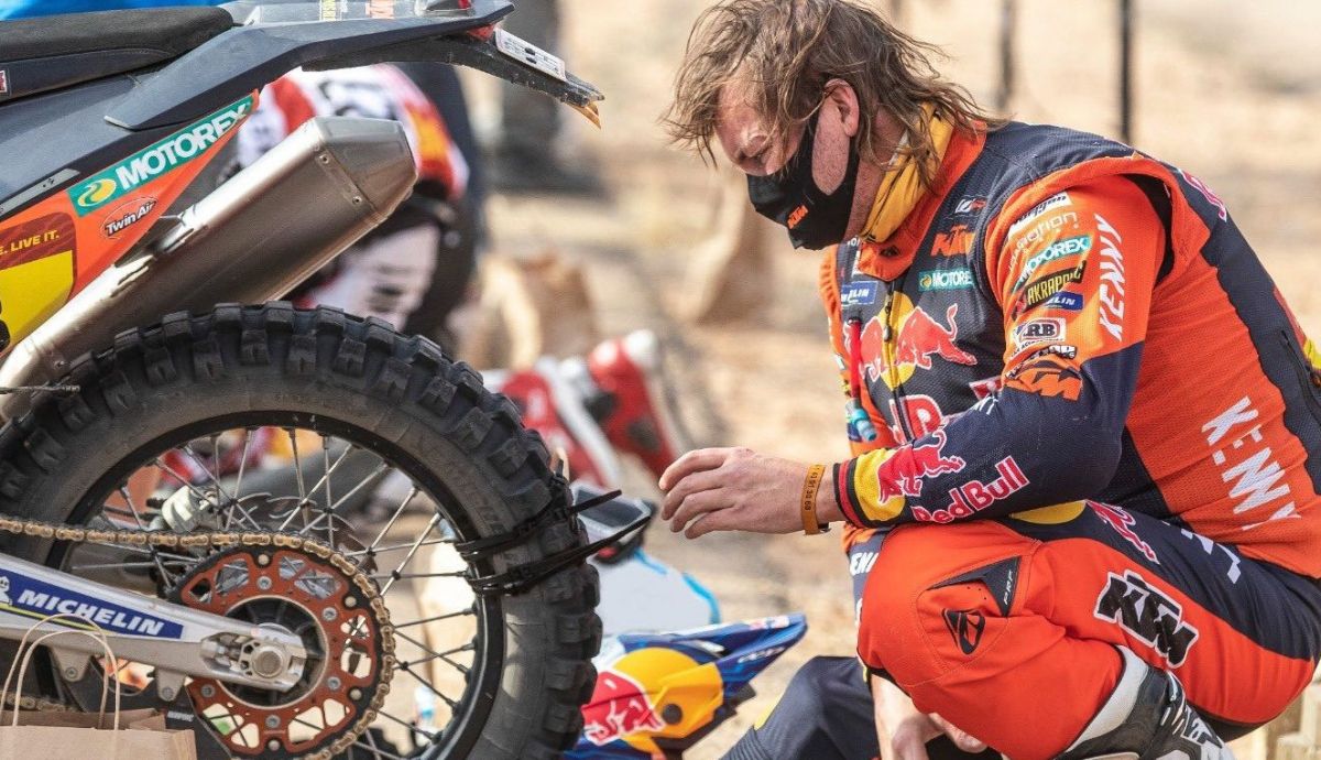 Toby Price reparando su neumático como un 'bush mechanic' en el Dakar 2021 Toby Price reparando su neumático como un 'bush mechanic' en el Dakar 2021