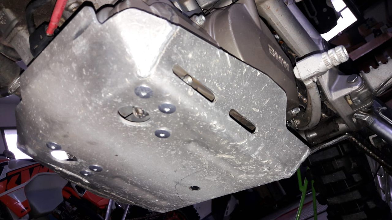 Cómo reparar el cubrecárter metálico de la moto