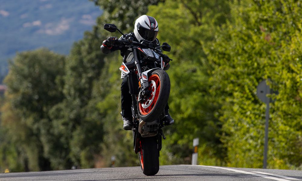 La diversión está asegurada con la KTM 890 R
