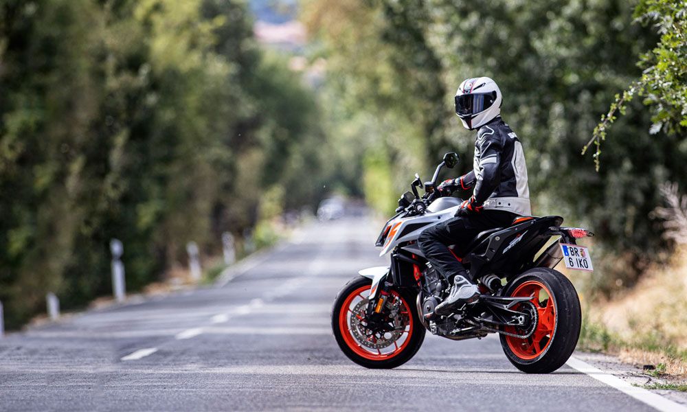 KTM ha ido evolucionando también sus Duke para llevar su inconfundible ADN a las naked de lujo de la categoría intermedia y el resultado se plasma en esta 890 Duke