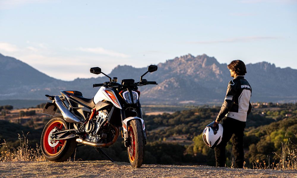 La naked de KTM ofrece una muy buena combinación entre prestaciones y facilidad de manejo, y como no podía ser de otra manera tratándose de una R su estética está marcada por el naranja, el blanco y el negro