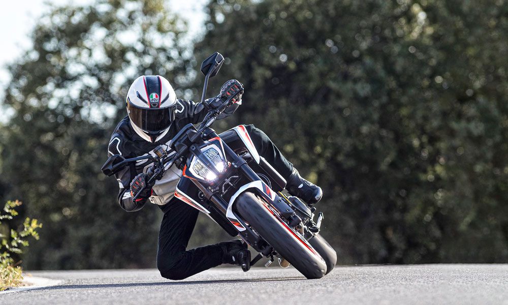 La KTM 890 Duke R puede ser una moto muy divertida, por su potencia, agilidad y las ayudas electrónicas