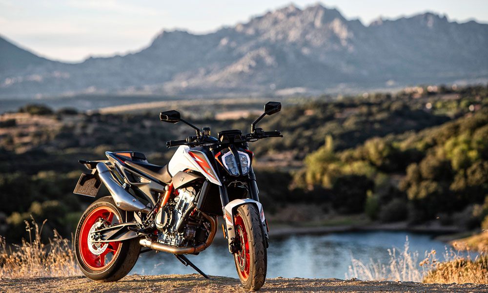 KTM 890 Duke R: La última integrante de la familia Duke tiene unas líneas agresivas en su diseño, que son un adelanto de su carácter en conducción deportiva, aunque también tiene un lado amable