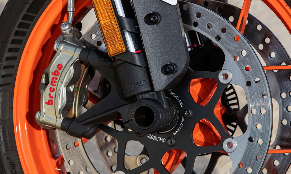 Los frenos se confían a dos discos de 320 mm con pinzas monobloque Brembo Stylema, bomba radial MCS y cornering ABS.