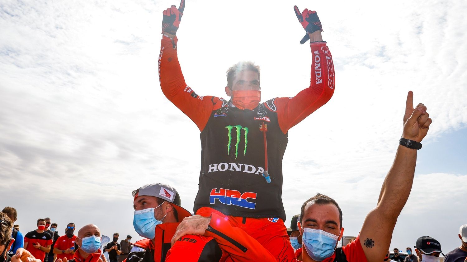 Kevin Benavides y Honda festejan la victoria final en el Dakar 2021