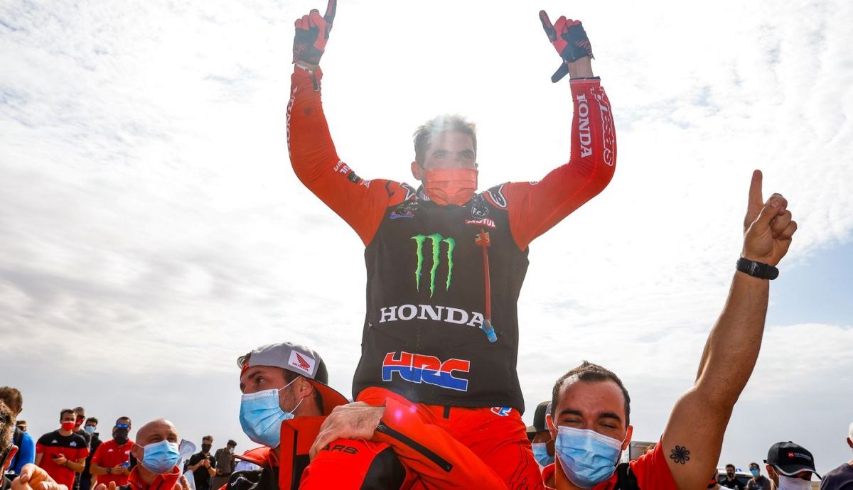 Kevin Benavides y Honda festejan la victoria final en el Dakar 2021 Kevin Benavides y Honda festejan la victoria final en el Dakar 2021