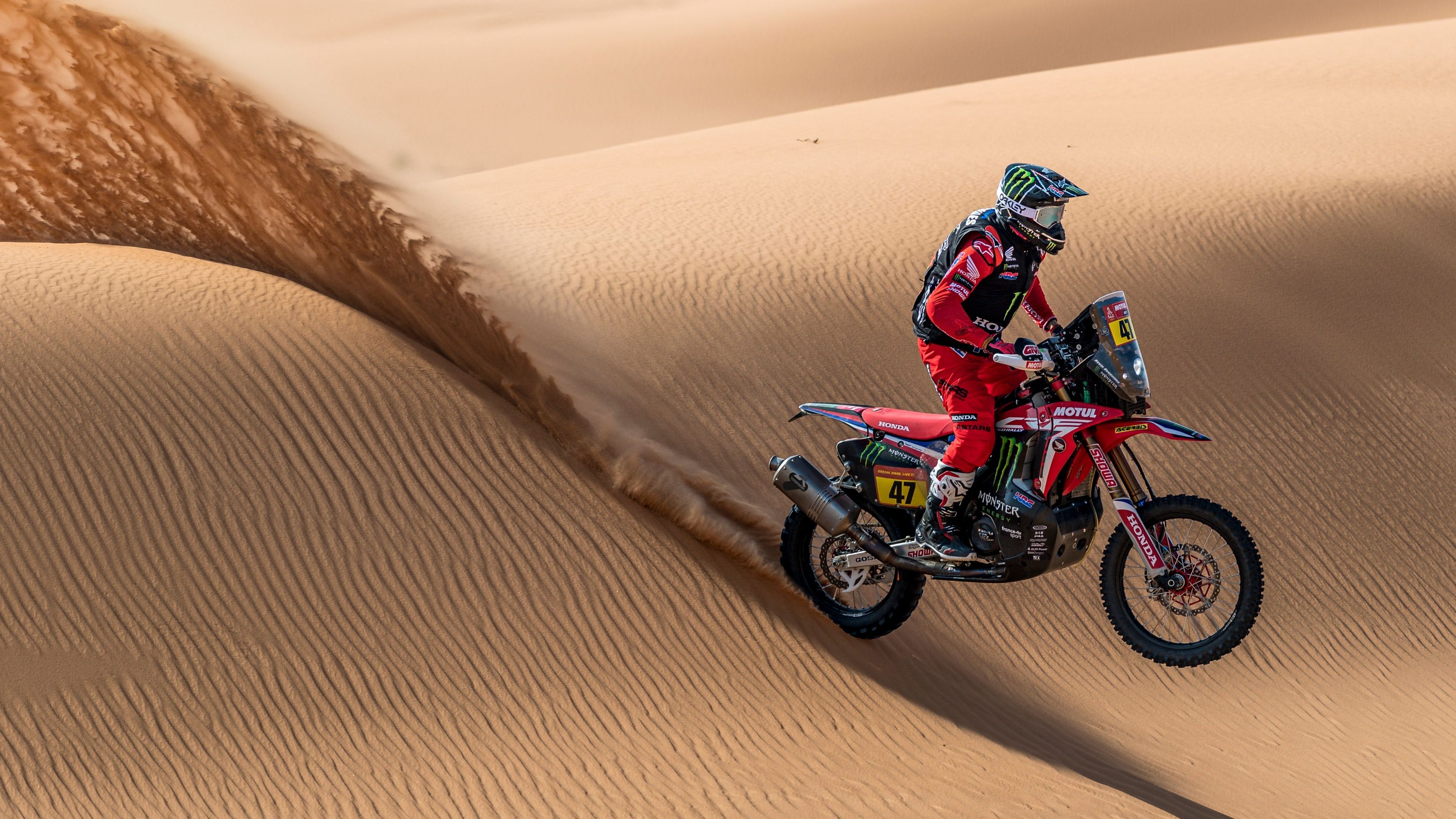 Kevin Benavides con su Honda durante la etapa 6 del Dakar 2021