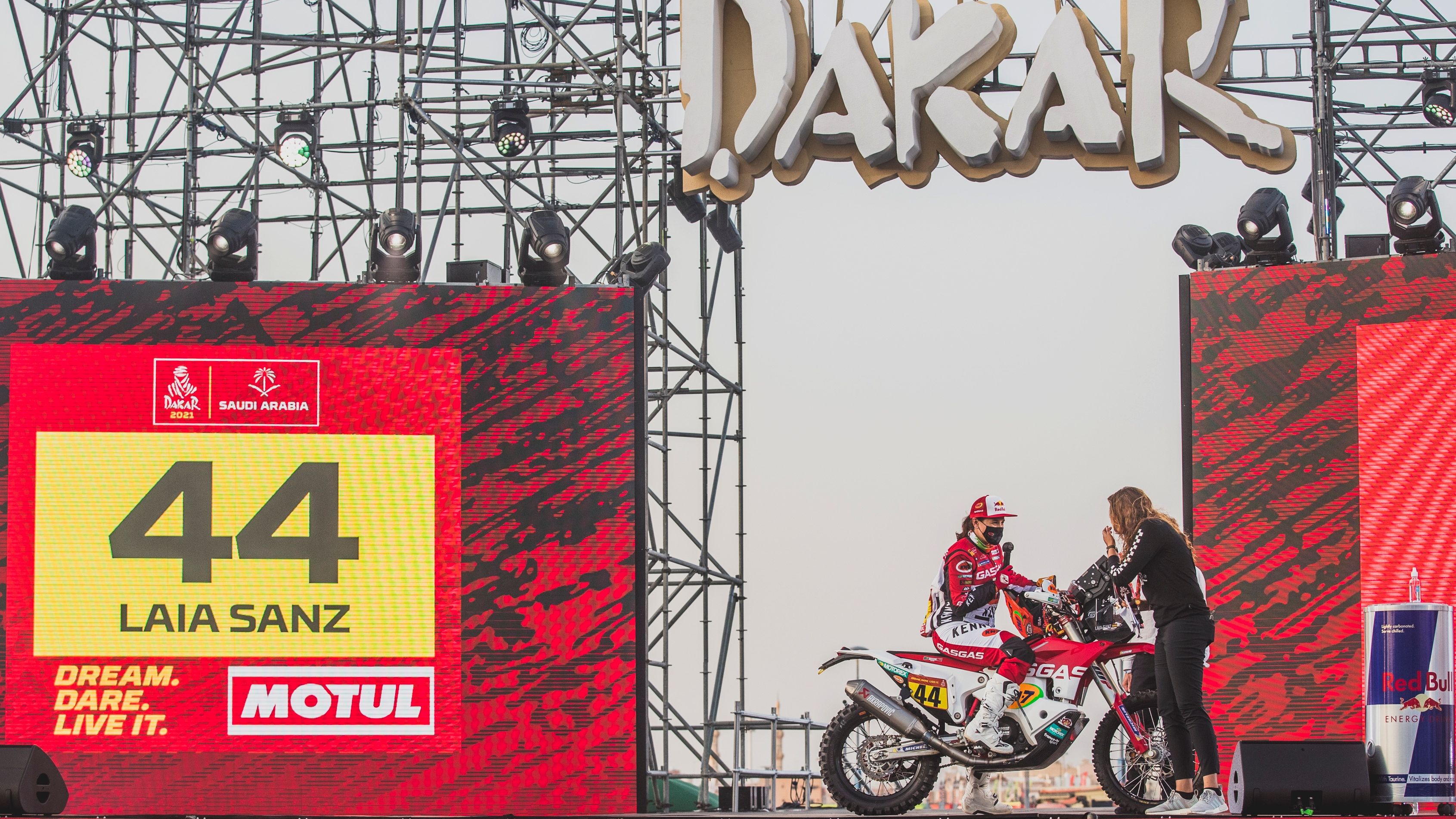 Laia Sanz antes del prólogo en la rampa de salida del Dakar 2021
