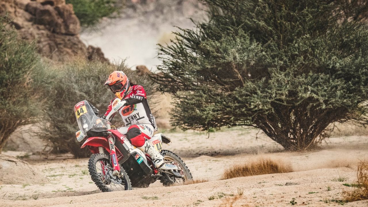 Laia Sanz durante la etapa 12 del Dakar 2021