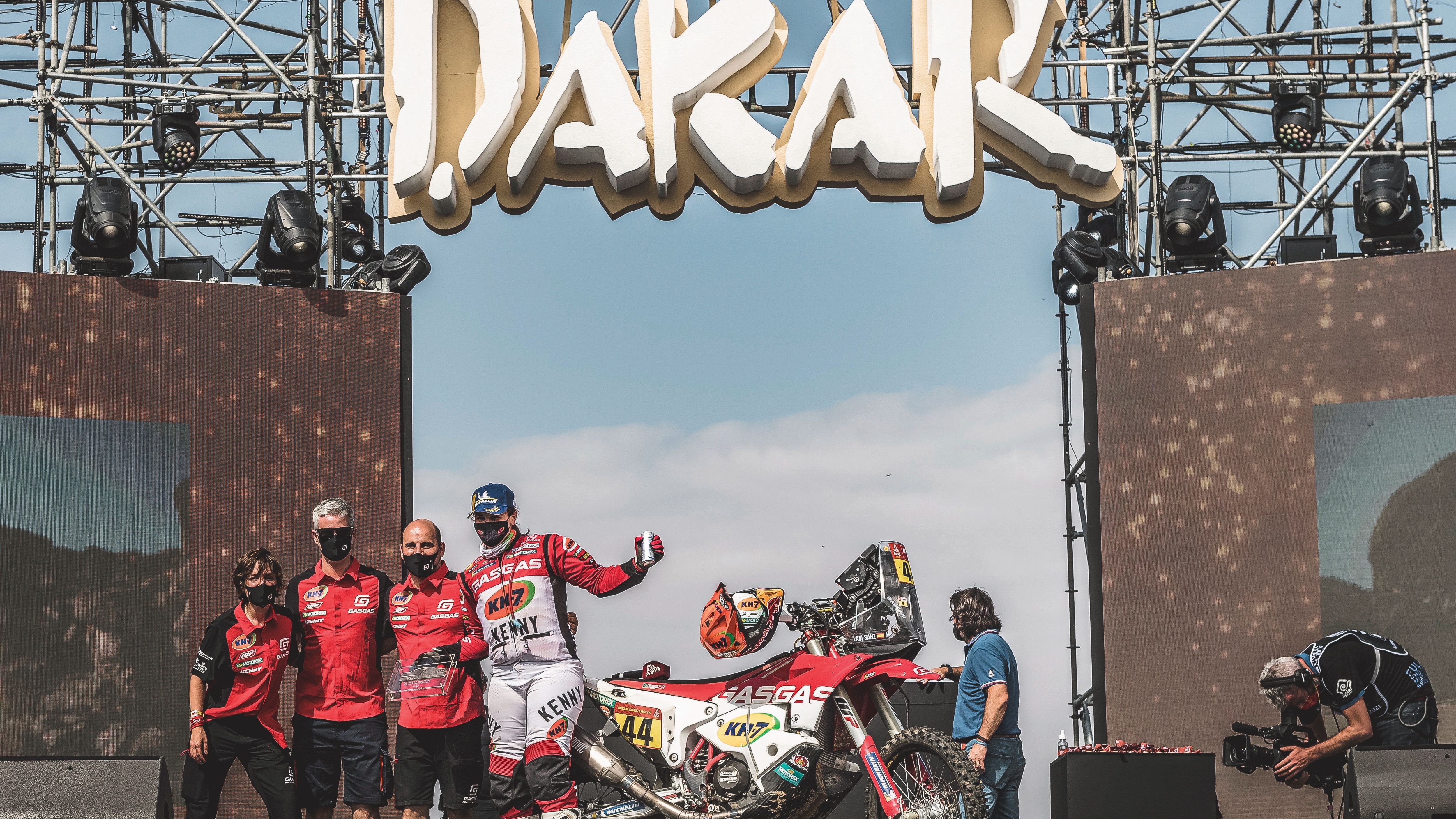 Laia Sanz en el podio final del Dakar 2021