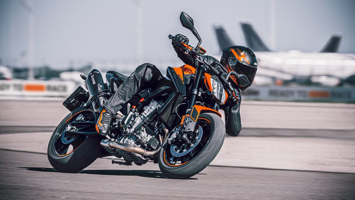 KTM 890 Duke 2021 01