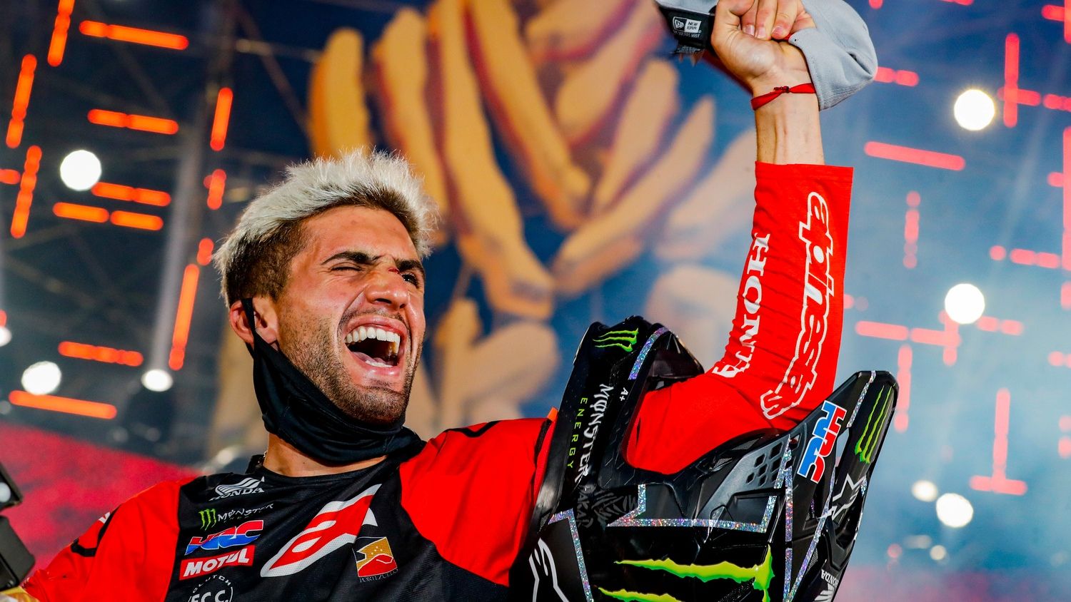 Kevin Benavides celebra su victoria final en el Dakar 2021