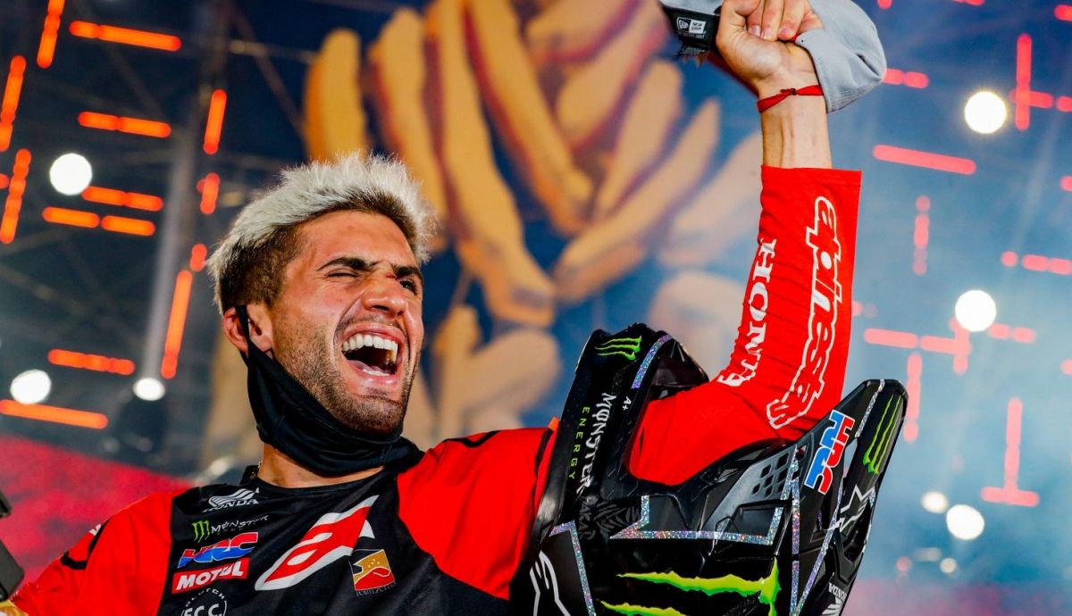 Kevin Benavides celebra su victoria final en el Dakar 2021 Kevin Benavides celebra su victoria final en el Dakar 2021