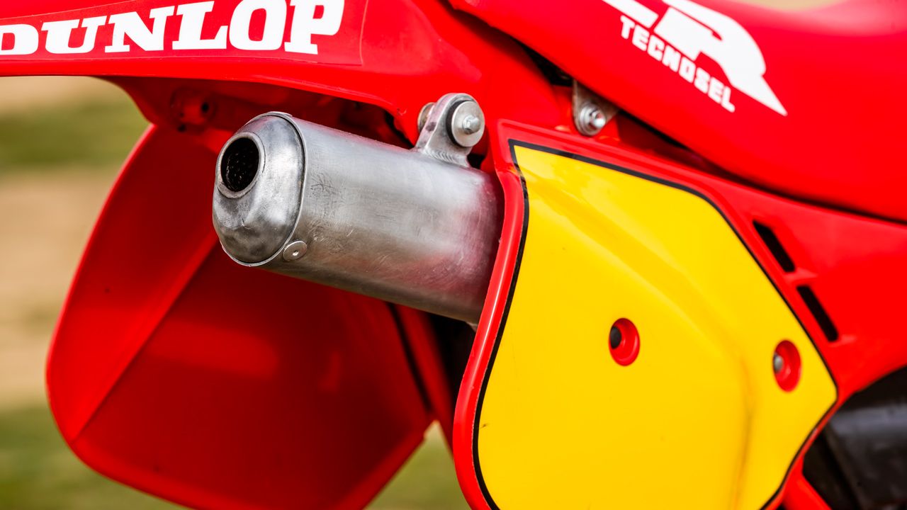 Honda CR 500 de 1989. Silenciador original restaurado.