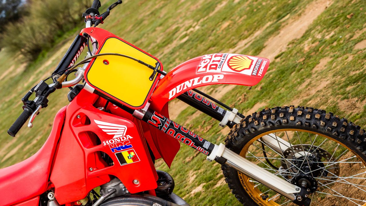 Honda CR 500 de 1989. La horquilla Showa original se ha sustituido por una WP, cambión ciertamente común en su época.