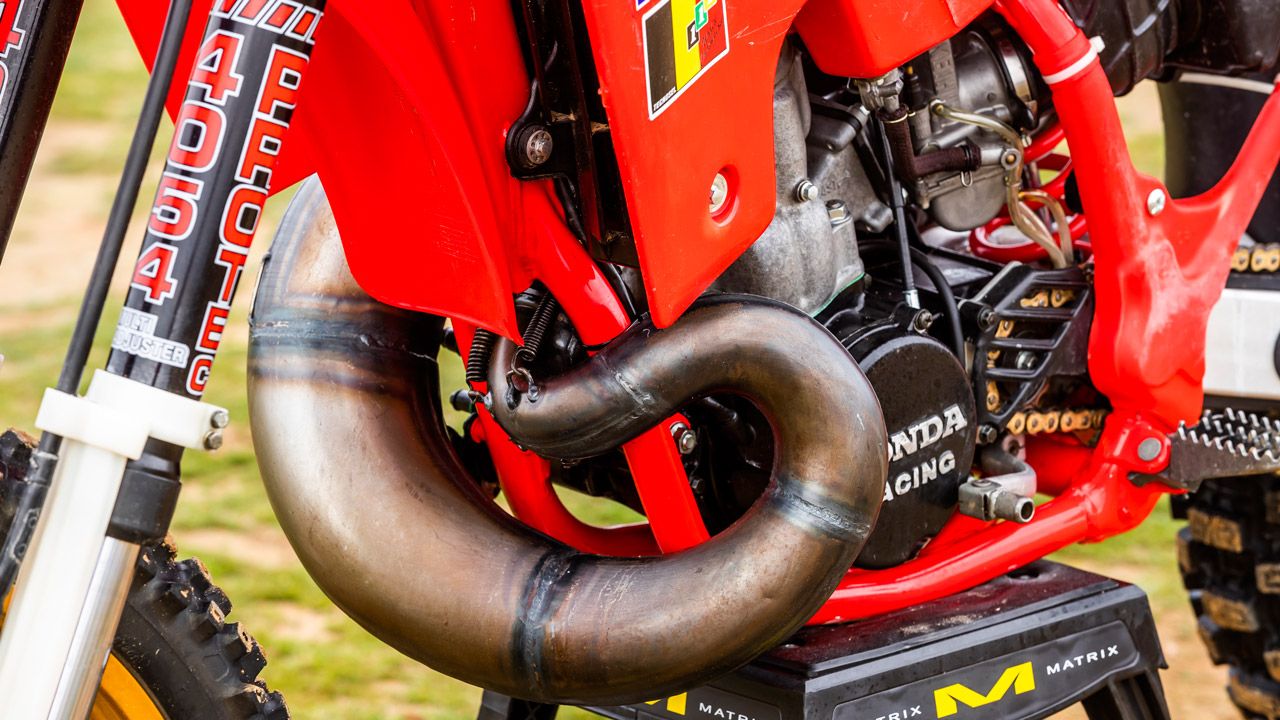 Honda CR 500 de 1989. Esta versión estrenaba el conocido escape "low boy", con el particular diseño de la bufanda.