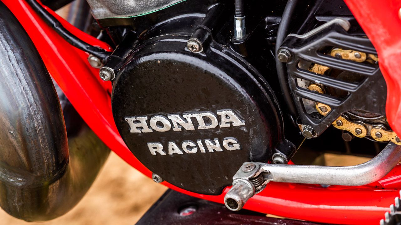 Honda CR 500 de 1989. La restauración del motor ha incluido horas de cuidado para el exterior de las tapas.