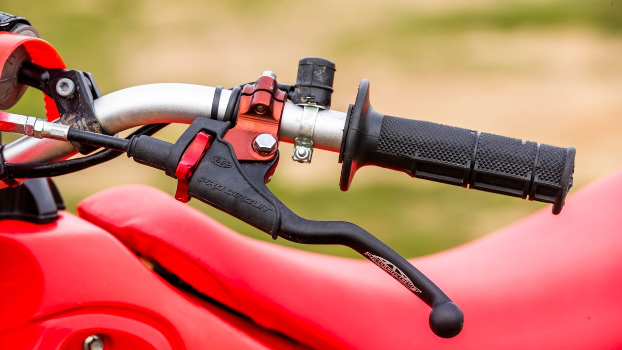 Honda CR 500 de 1989. Las manetas también proceden de la época actual. Cambio habitual en motos clásicas.