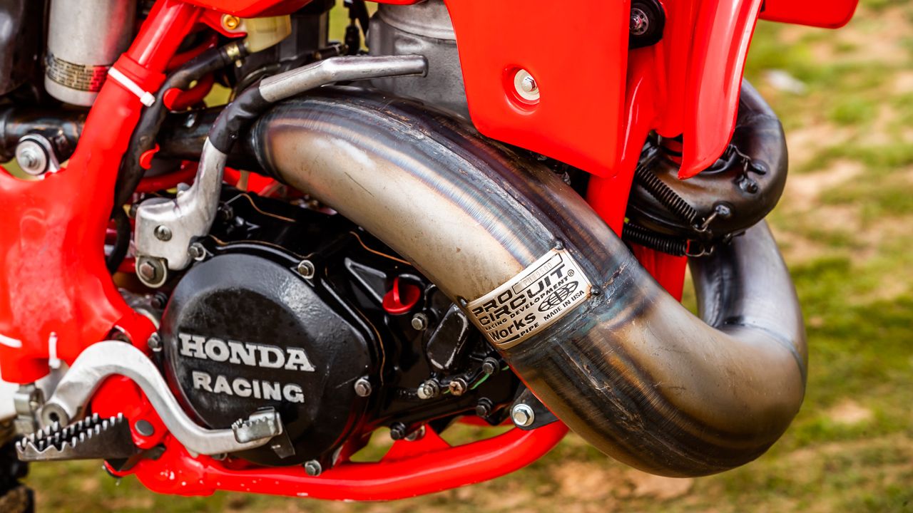 Honda CR 500 de 1989. Impecable acabado, el de la bufanda de escape Pro Circuit "Works".