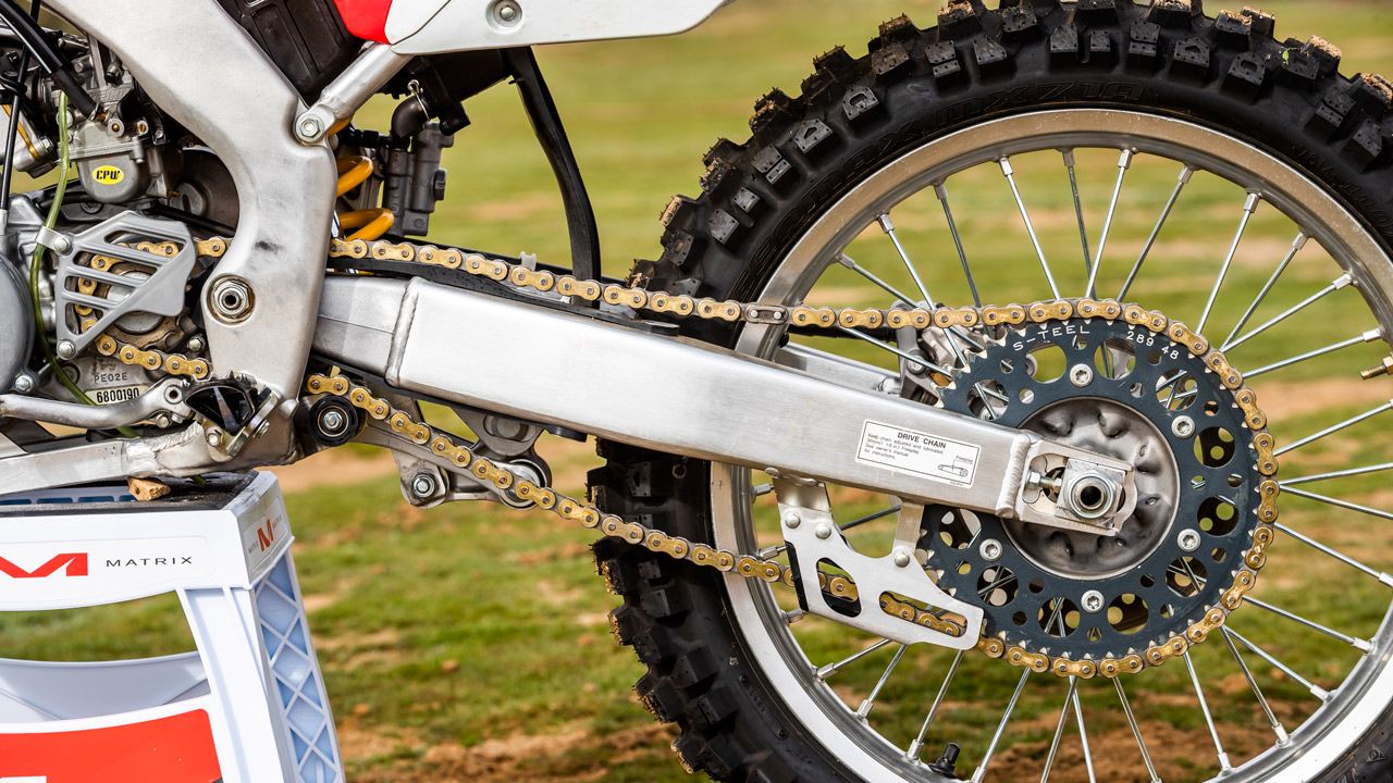 Honda CR 500 AF 2008. La parte ciclo reforzada aporta una mayor estabilidad en comparación con el modelo de 1989.