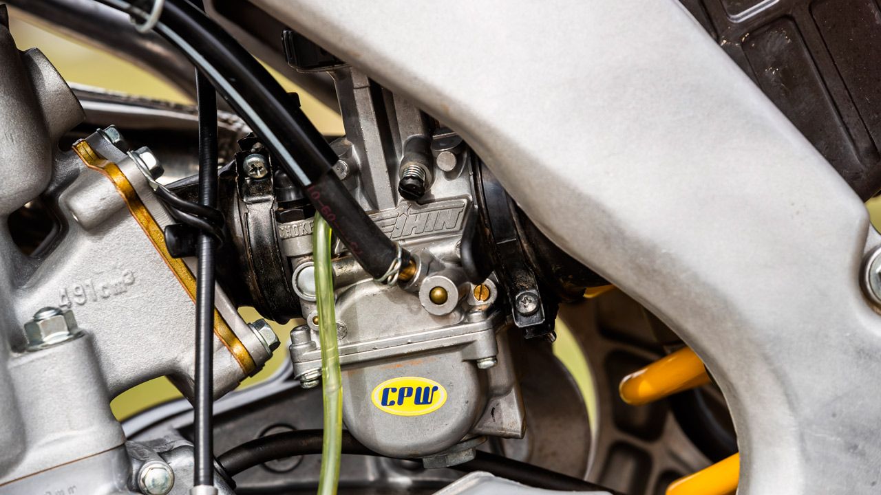 Honda CR 500 AF 2008. El arte de la carburación es clave en motores de dos tiempos. En una 500 de cross, no tanto para afinar al máximo la potencia, sino para hacerla lo más aprovechable posible.