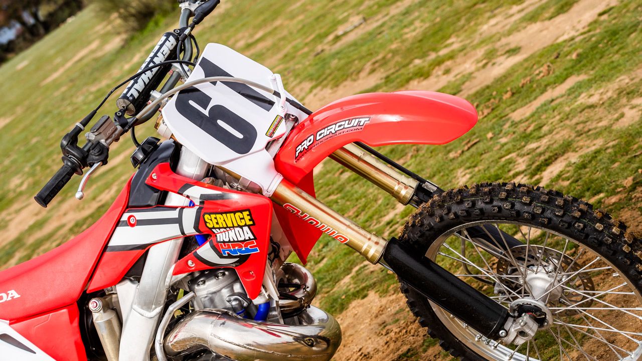 Honda CR 500 AF 2008. Horquilla Showa de 47 mm, preparada por el técnico Juan Antonio Segovia, del taller Motoverde.