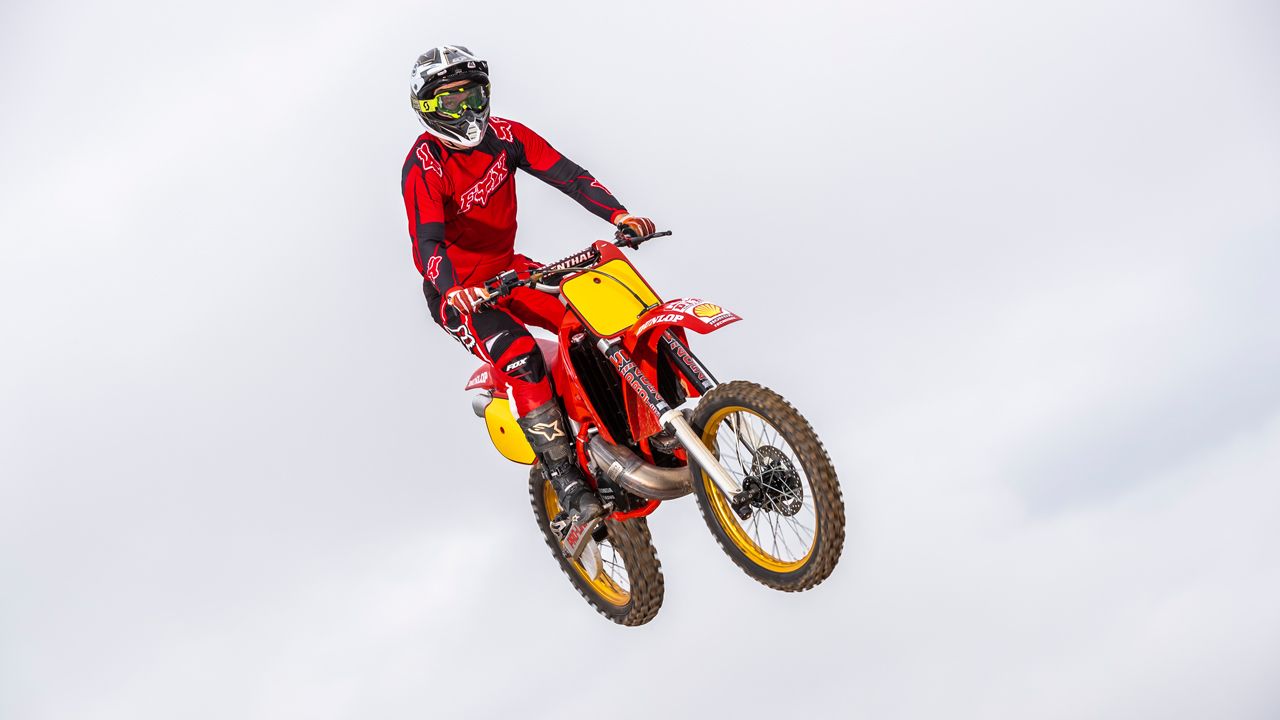 Honda CR 500 1989. Un simple golpe de gas sirve para completar la mayoría de los saltos.