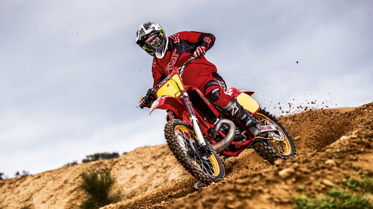 Honda CR 500 1989. El tremendo potencial de motor permite, y hasta pide, no tener que bajar nunca de la tercera marcha en las curvas.