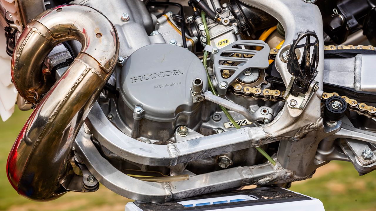 Honda CR 500 AF 2008. La instalación del motor implica la modificación de la cuna para dejar espacio al voluminoso escape.